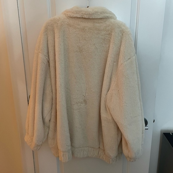 NWOT Pretty Little Thing oversized faux fur jacket - Picture 3 of 3